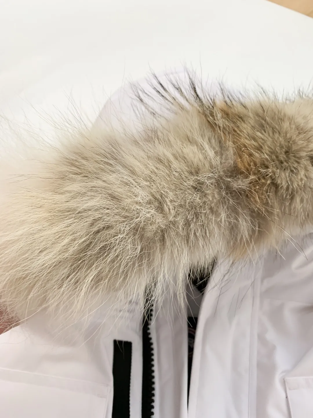 P780 Fake model pictures were taken at home. Colleagues please do not pass them off as stolen pictures! Style number: Y60-🇨🇦CANADA GOOES 24 new styles 08 styles/couple styles Factory direct supply: supplying global purchasing agents, micro-businesses, entities, Tmall, high-end stalls and studio cooperation, free shipping! Canada Goose Expedition Parka 2008 is the same style for men and women. It is mid-length and the most timeless classic. All Arctic and Antarctic scientific expedition teams choose Canada Goose as their cold-proof equipment. It is the Rolls-Royce of down jackets. ➖ Industry-leading anti-counterfeiting chip sensing. ➖ Imported Behringer embroidery machines and customized embroidery labels, the highest level and industry leading. ➖ Imported Korean 21-count polyester-cotton blended original fabric, TC85 waterproof coated fabric, water-repellent, windproof and wear-resistant. ➖ The new national standard 80 white duck down is filled with an average of 520 grams of down. The amount of down filled is industry-leading. ➖ 100% nylon lining with double double-layer sealing design to prevent velvet running, and seamless thread design on the cuffs! ➖ Western Canadian Green Wolf Collar. ➖ Yoshida YKK provides original factory-customized electroplated sliders. YKK two-way lockable zippers are tight and smooth and do not peel off paint. ➖ 3M composite Velcro is durable and the accessories and hardware are all custom-made. Note: Our copywriting is only simple and clear. Instead of bragging about the copywriting, it is better to compare and understand with samples. Only for the purest goose, the most dedicated, the most professional, the highest quality, the highest cost performance! Color: white red blue gray camouflage navy black SIZE:XS-XXL